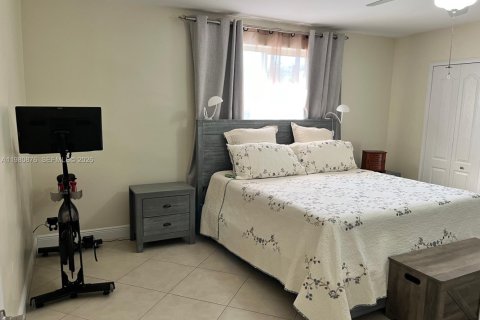 Casa en venta en Hialeah, Florida, 3 dormitorios, 151.06 m2 № 2043556 - foto 14