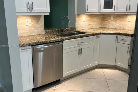 Casa en venta en Hialeah, Florida, 3 dormitorios, 151.06 m2 № 2043556 - foto 7