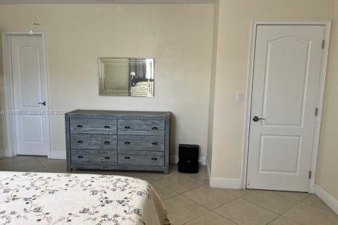 Casa en venta en Hialeah, Florida, 3 dormitorios, 151.06 m2 № 2043556 - foto 15