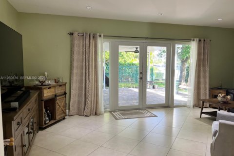 Casa en venta en Hialeah, Florida, 3 dormitorios, 151.06 m2 № 2043556 - foto 9