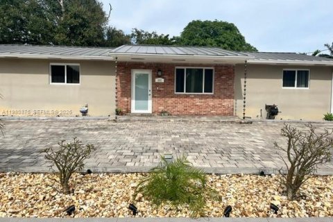 House in Hialeah, Florida 3 bedrooms, 151.06 sq.m. № 2043556