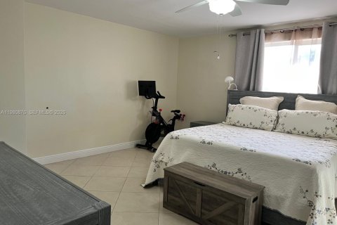 Casa en venta en Hialeah, Florida, 3 dormitorios, 151.06 m2 № 2043556 - foto 13