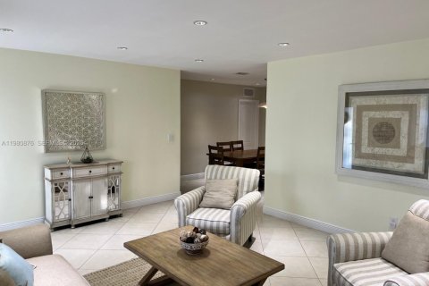 Casa en venta en Hialeah, Florida, 3 dormitorios, 151.06 m2 № 2043556 - foto 5