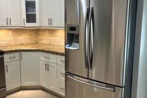 Casa en venta en Hialeah, Florida, 3 dormitorios, 151.06 m2 № 2043556 - foto 8