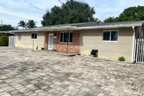 Casa en venta en Hialeah, Florida, 3 dormitorios, 151.06 m2 № 2043556 - foto 2