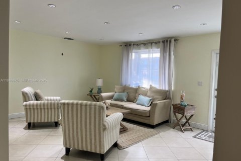 Casa en venta en Hialeah, Florida, 3 dormitorios, 151.06 m2 № 2043556 - foto 4