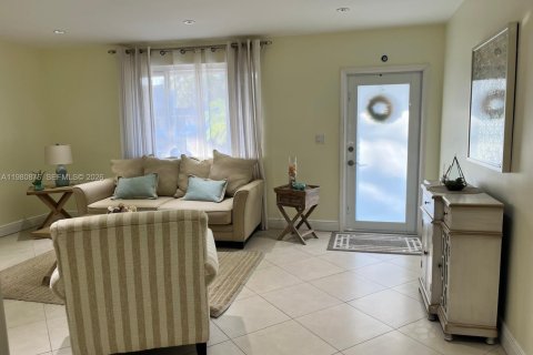 Casa en venta en Hialeah, Florida, 3 dormitorios, 151.06 m2 № 2043556 - foto 3