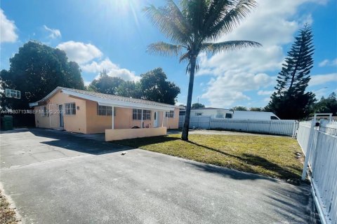 House in Miami Gardens, Florida 3 bedrooms, 158.86 sq.m. № 2043339