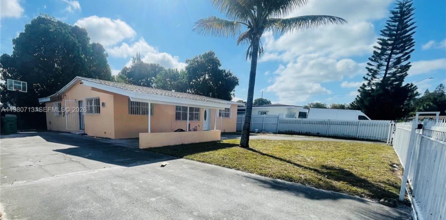 House in Miami Gardens, Florida 3 bedrooms, 158.86 sq.m. № 2043339