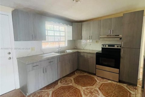 House in Miami Gardens, Florida 3 bedrooms, 158.86 sq.m. № 2043339 - photo 2