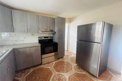 House in Miami Gardens, Florida 3 bedrooms, 158.86 sq.m. № 2043339 - photo 3