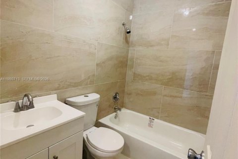 House in Miami Gardens, Florida 3 bedrooms, 158.86 sq.m. № 2043339 - photo 4