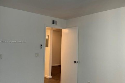 Condominio en alquiler en Sunrise, Florida, 1 dormitorio, 69.03 m2 № 1973257 - foto 9