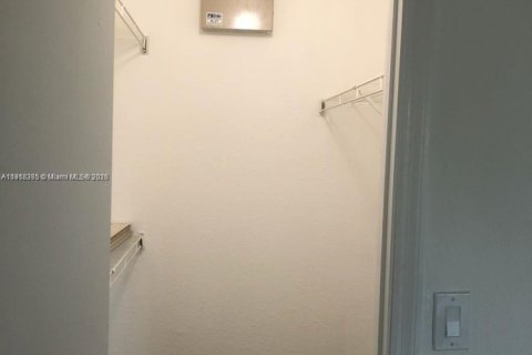 Condominio en alquiler en Sunrise, Florida, 1 dormitorio, 69.03 m2 № 1973257 - foto 15