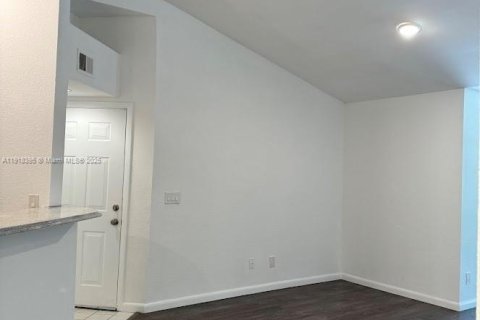 Condominio en alquiler en Sunrise, Florida, 1 dormitorio, 69.03 m2 № 1973257 - foto 3