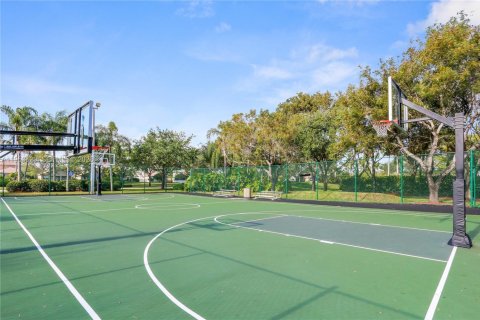 House in Pembroke Pines, Florida 4 bedrooms, 251.67 sq.m. № 2011964 - photo 24