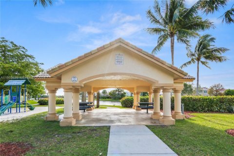 House in Pembroke Pines, Florida 4 bedrooms, 251.67 sq.m. № 2011964 - photo 22