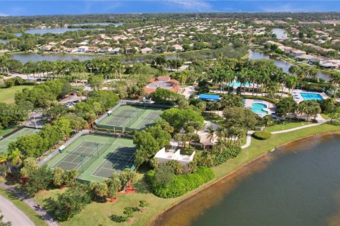 House in Pembroke Pines, Florida 4 bedrooms, 251.67 sq.m. № 2011964 - photo 30