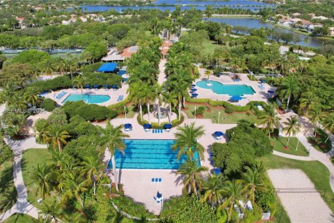 House in Pembroke Pines, Florida 4 bedrooms, 251.67 sq.m. № 2011964 - photo 27