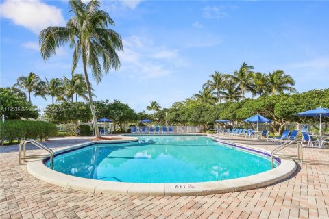 House in Pembroke Pines, Florida 4 bedrooms, 251.67 sq.m. № 2011964 - photo 18