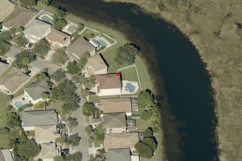 House in Pembroke Pines, Florida 4 bedrooms, 251.67 sq.m. № 2011964 - photo 2