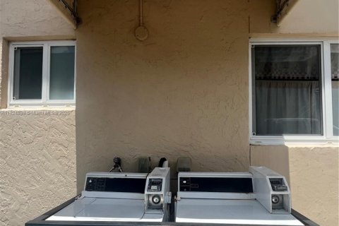 Commercial property in Miami, Florida 292.46 sq.m. № 1790526 - photo 9