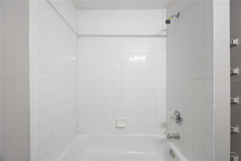 House in Tampa, Florida 3 bedrooms, 126.81 sq.m. № 1919367 - photo 15