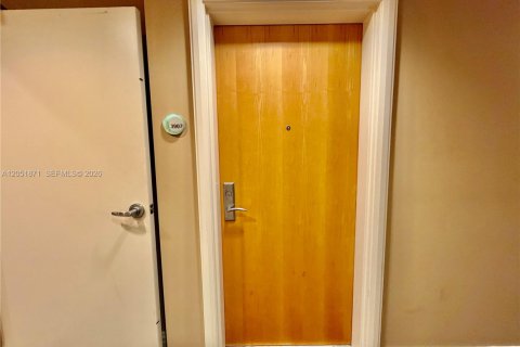 Купить кондоминиум в Майами, Флорида 58.71м2, № 2150405 - фото 4