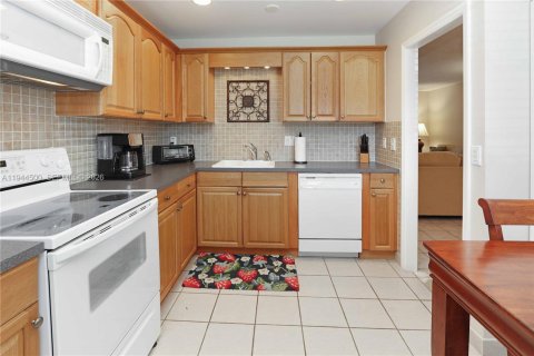 Купить кондоминиум в Халландейл-Бич, Флорида 2 спальни, 95.41м2, № 2001945 - фото 15