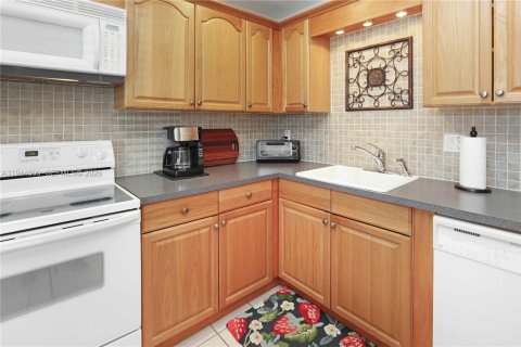 Купить кондоминиум в Халландейл-Бич, Флорида 2 спальни, 95.41м2, № 2001945 - фото 17