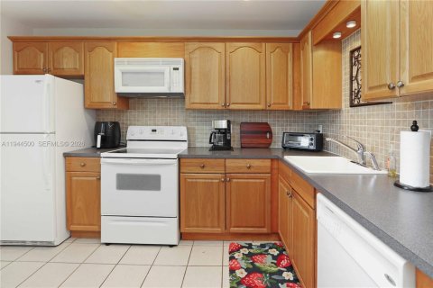 Купить кондоминиум в Халландейл-Бич, Флорида 2 спальни, 95.41м2, № 2001945 - фото 2