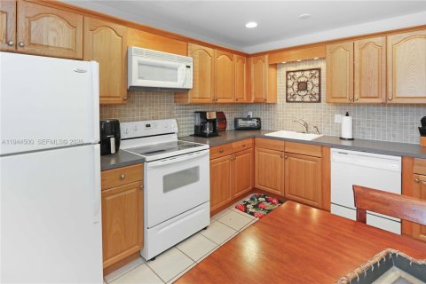 Купить кондоминиум в Халландейл-Бич, Флорида 2 спальни, 95.41м2, № 2001945 - фото 16