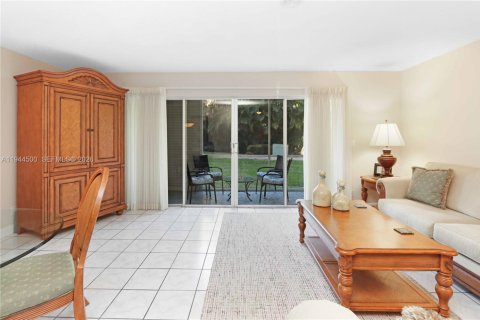 Купить кондоминиум в Халландейл-Бич, Флорида 2 спальни, 95.41м2, № 2001945 - фото 11