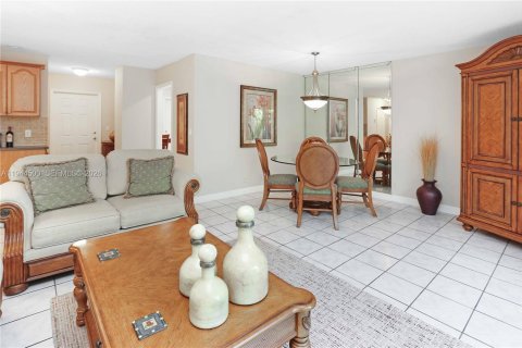 Купить кондоминиум в Халландейл-Бич, Флорида 2 спальни, 95.41м2, № 2001945 - фото 9