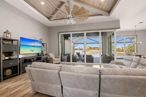 Villa ou maison à vendre à Cape Coral, Floride: 5 chambres, 249.72 m2 № 2127518 - photo 9