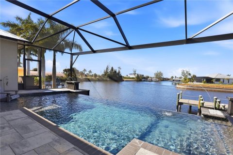 Villa ou maison à vendre à Cape Coral, Floride: 5 chambres, 249.72 m2 № 2127518 - photo 4
