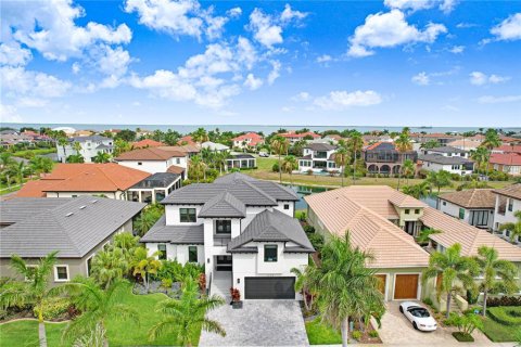 House in Apollo Beach, Florida 4 bedrooms, 363.62 sq.m. № 2207603 - photo 3