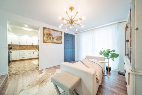 Casa en alquiler en Miami, Florida, 4 dormitorios № 2083609 - foto 17
