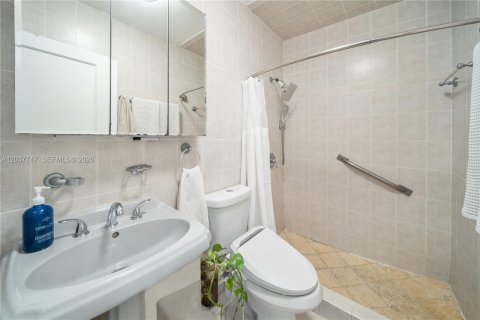 Casa en alquiler en Miami, Florida, 4 dormitorios № 2083609 - foto 23