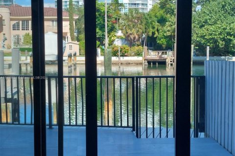 Touwnhouse à vendre à Sunny Isles Beach, Floride: 3 chambres, 210.42 m2 № 1967446 - photo 18