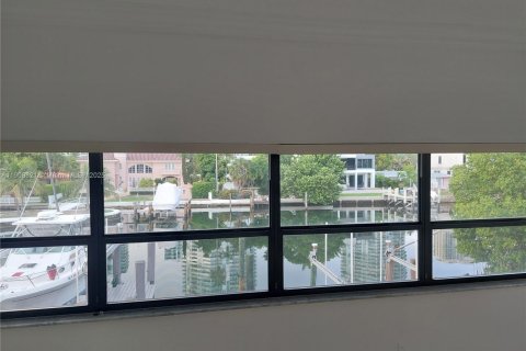 Adosado en venta en Sunny Isles Beach, Florida, 3 dormitorios, 210.42 m2 № 1967446 - foto 11