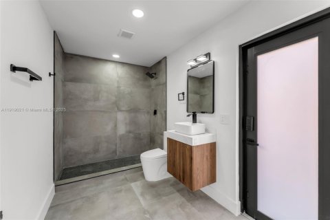 House in Miami, Florida 4 bedrooms, 210.52 sq.m. № 1973380 - photo 25