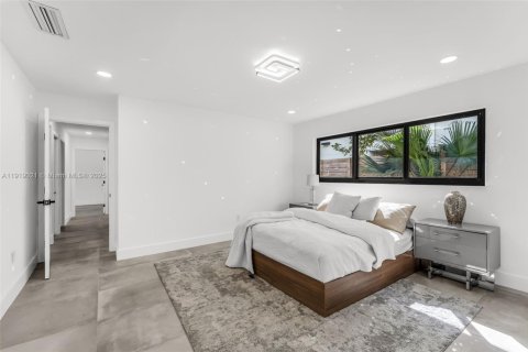 House in Miami, Florida 4 bedrooms, 210.52 sq.m. № 1973380 - photo 24