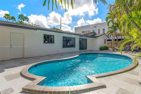 House in Miami, Florida 4 bedrooms, 210.52 sq.m. № 1973380 - photo 8