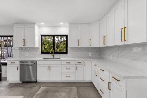 House in Miami, Florida 4 bedrooms, 210.52 sq.m. № 1973380 - photo 27