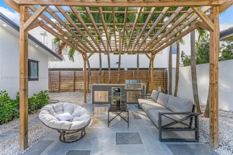 House in Miami, Florida 4 bedrooms, 210.52 sq.m. № 1973380 - photo 3