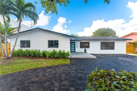 House in Miami, Florida 4 bedrooms, 210.52 sq.m. № 1973380