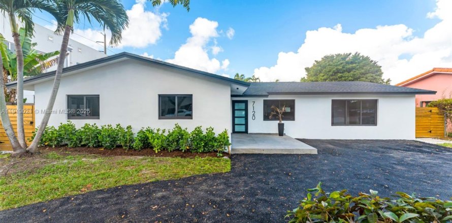 House in Miami, Florida 4 bedrooms, 210.52 sq.m. № 1973380