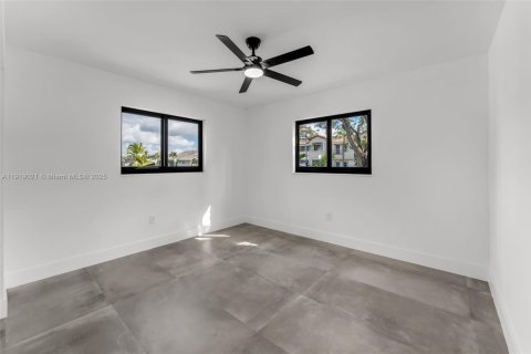 House in Miami, Florida 4 bedrooms, 210.52 sq.m. № 1973380 - photo 13