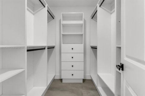 House in Miami, Florida 4 bedrooms, 210.52 sq.m. № 1973380 - photo 19